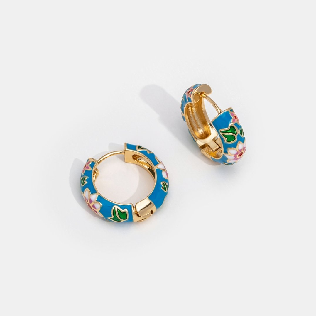 Gouden cirkeloorbellen met bloem