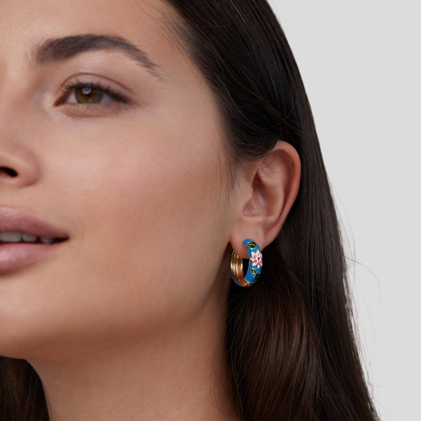 Gouden cirkeloorbellen met bloem