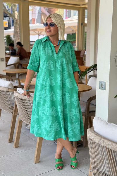 Nora – Jurk met Bladmotief en Relaxte Uitstraling